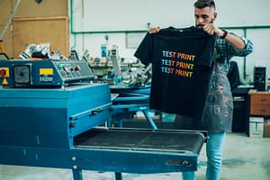 Homme imprime sur un tshirt noir en coton